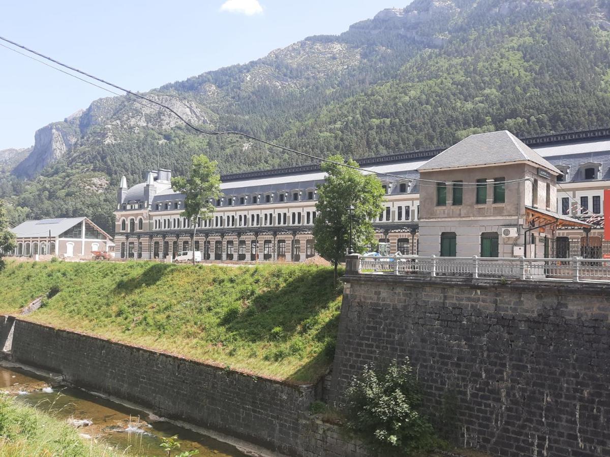 Acogedor Y Calido Apartamento Con Vistas A La Montana Canfranc Exteriör bild